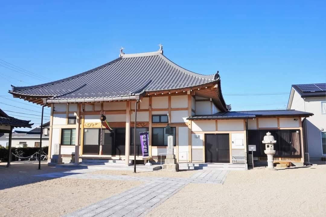 妙福寺の本堂外観と境内