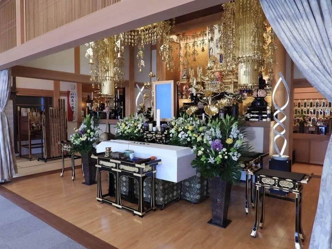 本堂で行う家族葬の祭壇写真