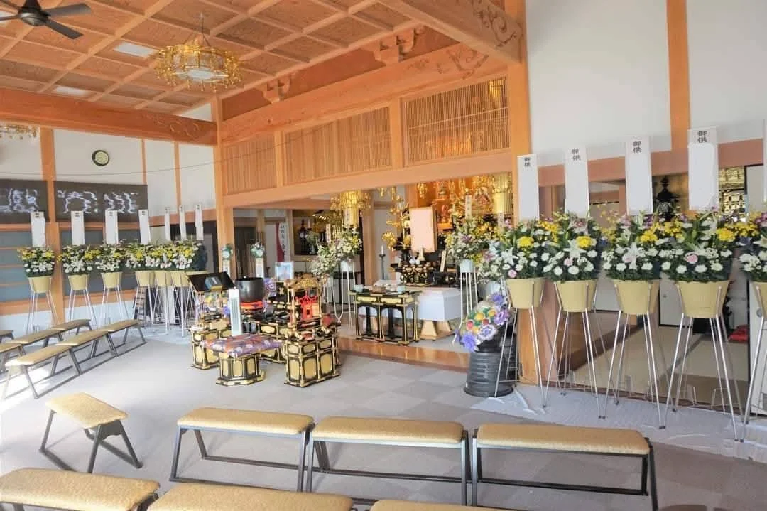 花と椅子が並ぶ妙福寺本堂の葬儀準備風景