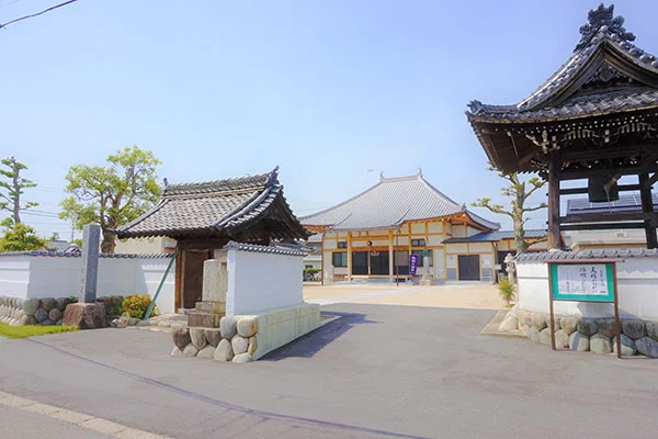 妙福寺の山門と本堂を写した境内写真