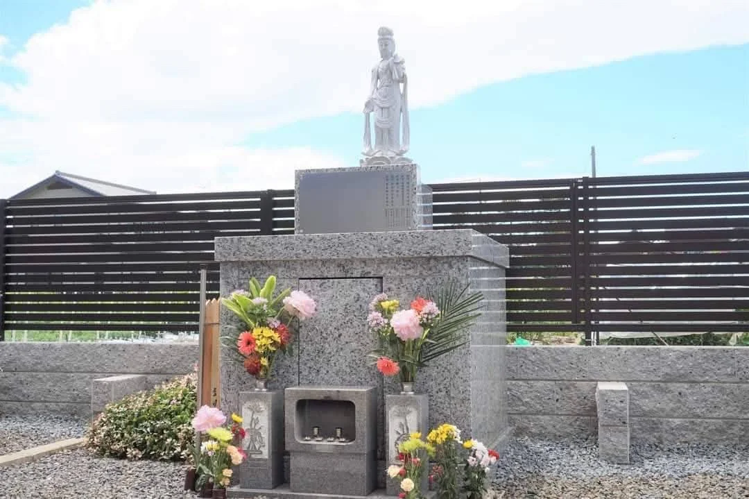 花が供えられた妙福寺の永代供養納骨の供養塔