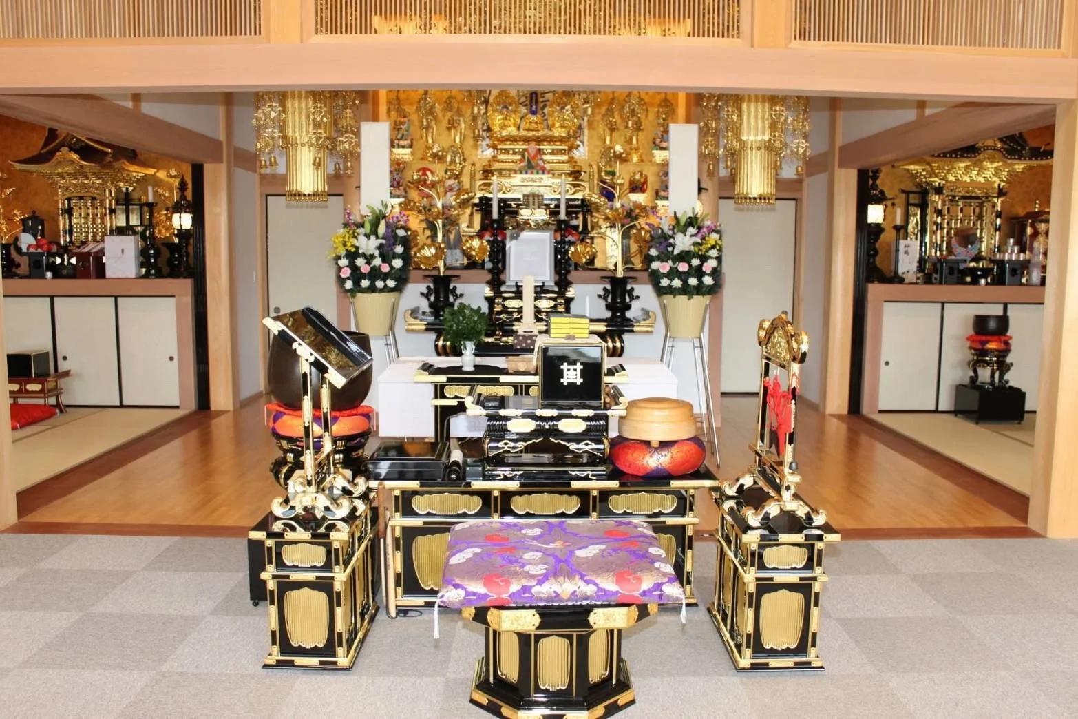 本堂内の祭壇と仏具を正面から写した写真